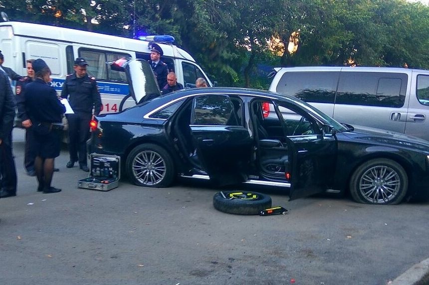  столице урала неизвестные обстреляли автомата иномарку 
