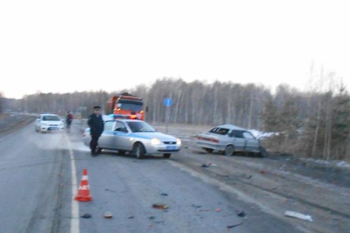  тюменской трассе фура смяла легковушку 