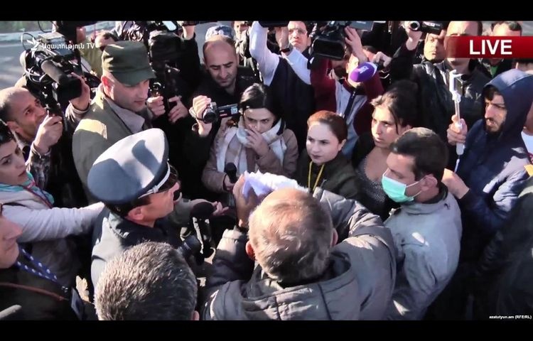  армению захлестнула бархатная революция 