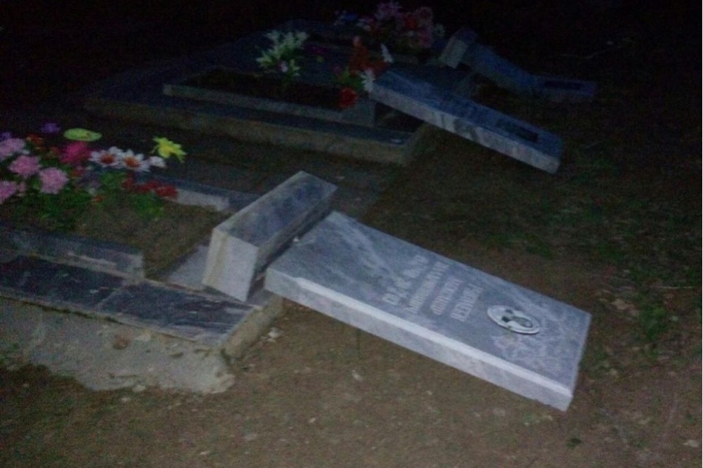  кладбище богдановичем разнесли трое школяров 