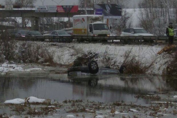 Иномарка вылетела в озеро на въезде в Екатеринбург (ВИДЕО)