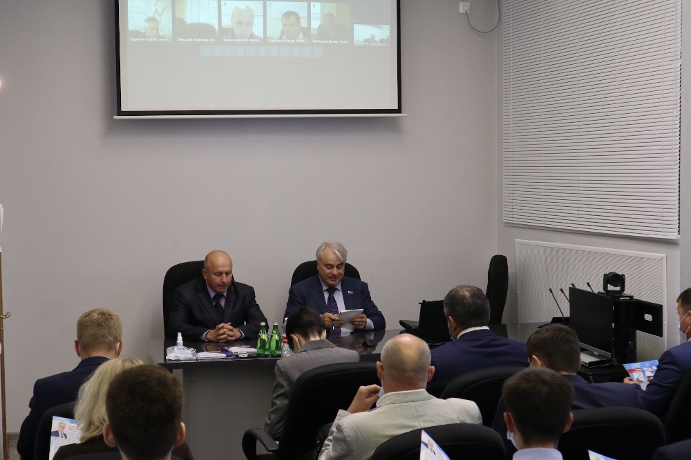  депутат госдумы обсудил сотрудниками урайского умн вопросы развития 