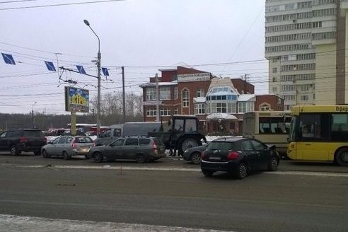  перми потерявший сознание водитель автобуса въехал трактор 