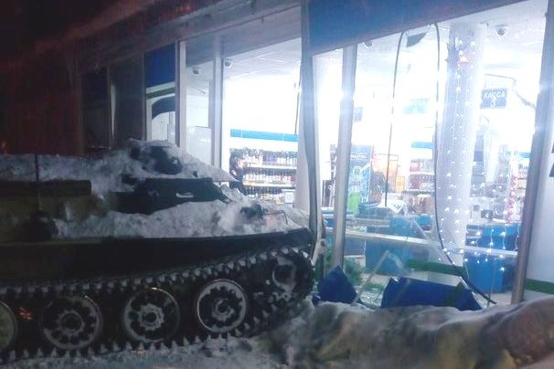  мурманчанин ради бутылки вина протаранил магазин броневике 