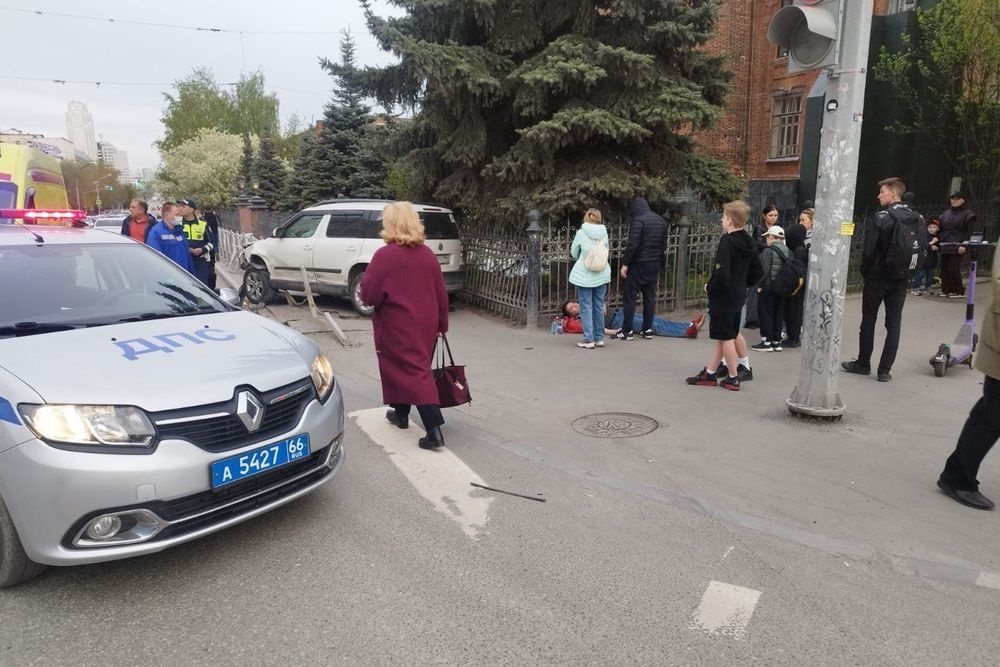  екатеринбурге кроссовер выбросило тротуар пешеходами 
