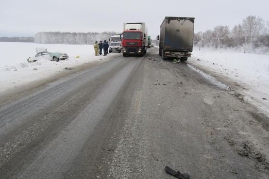  трассе тюмень омск nissan залетел фуру погибли супруги 