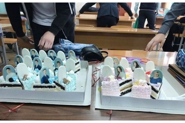  школьникам выпускной преподнесли торт надгробиями 