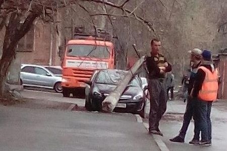  екатеринбурге иномарку рухнула опора лэп 