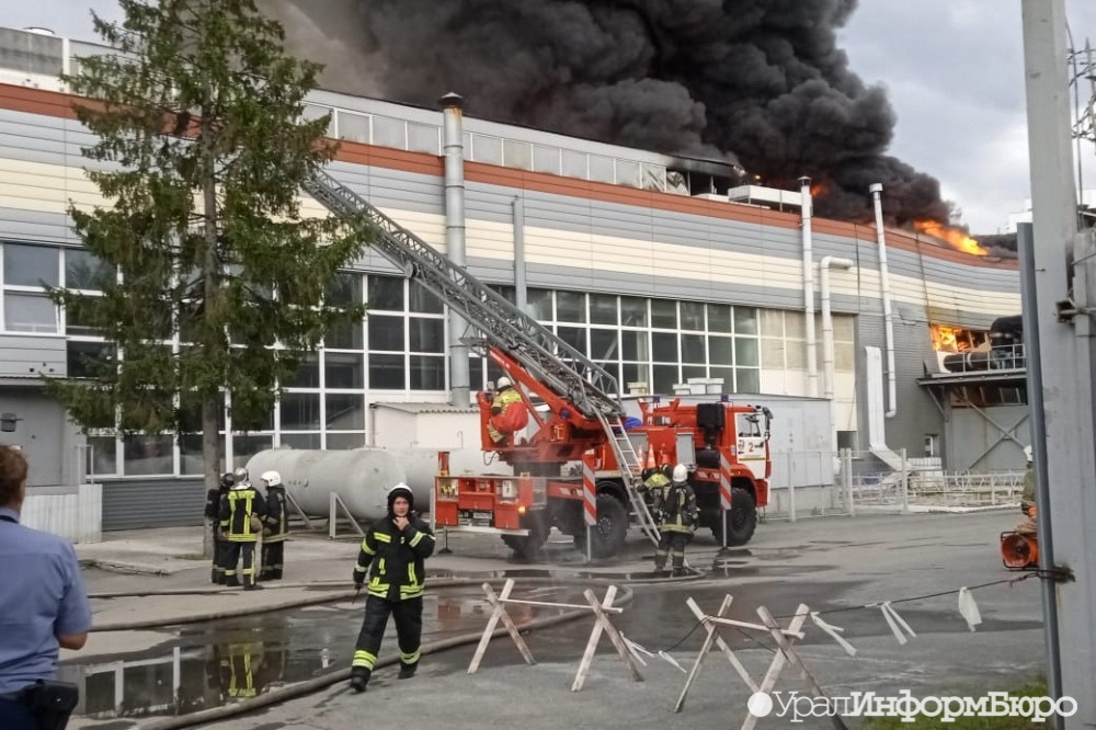  горит кровля 800 квадратах мчс прокомментировали серьезный пожар 