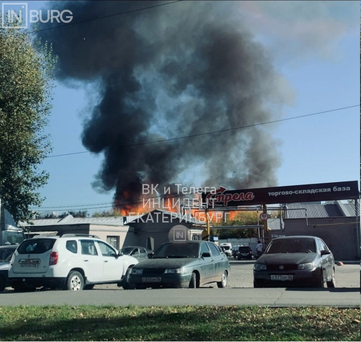  мощный пожар вспыхнул складах екатеринбурге 