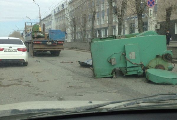  вывалившийся грузовика станок парализовал екатеринбургский проспект 