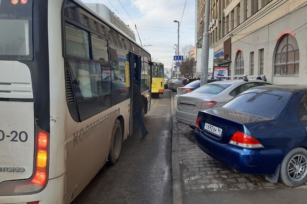  екатеринбурге автобусной остановке образовалась парковка 