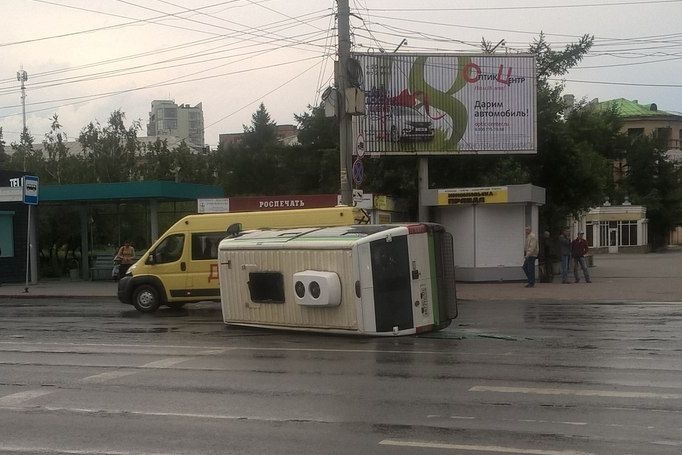  челябинске дтп перевернулась маршрутка 