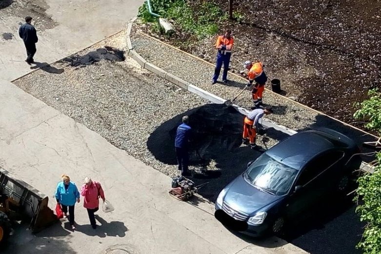  екатеринбурге рабочие положили асфальт припаркованного авто 