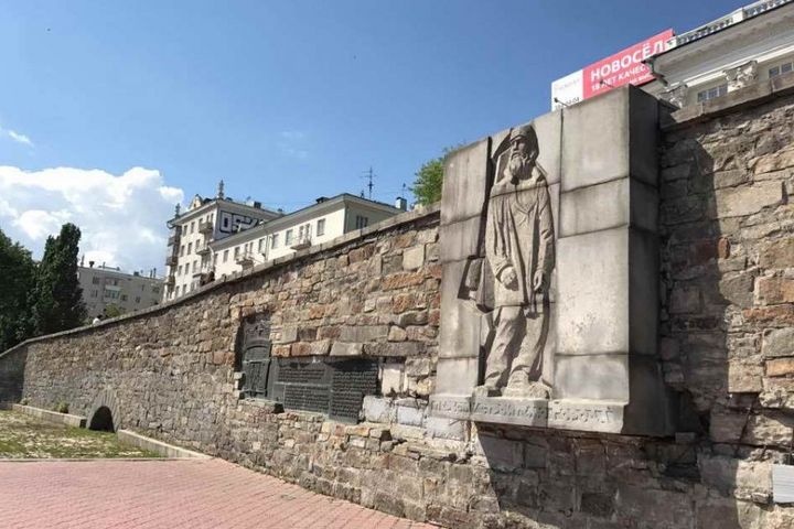  первостроителю екатеринбурга вернули украденные плиты 