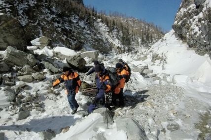  бурятии лавина накрыла группу туристов 