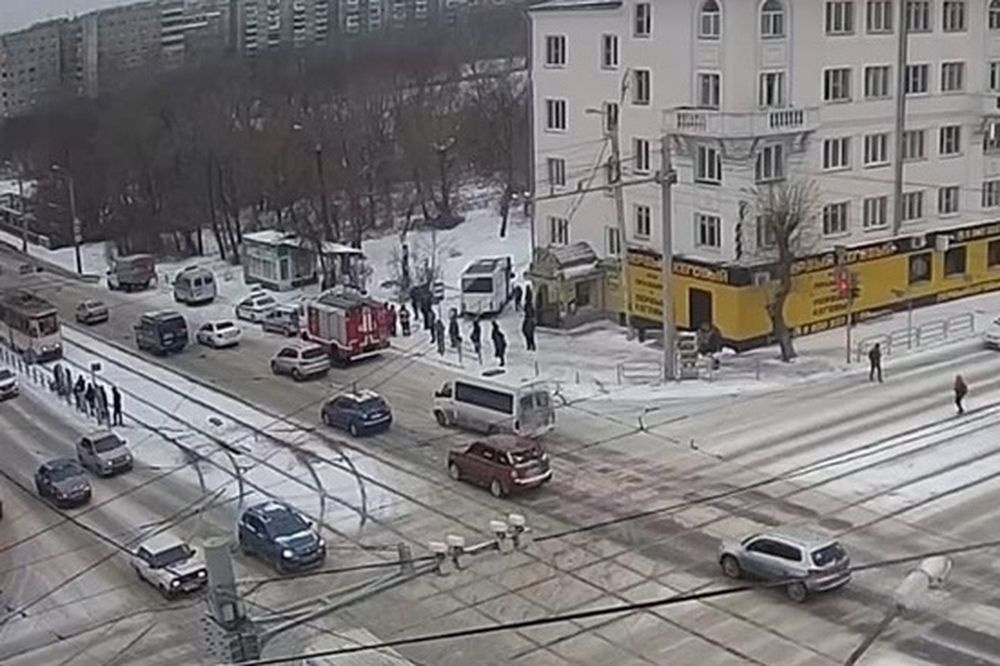  челябинске маршрутка полном ходу выехала остановку 