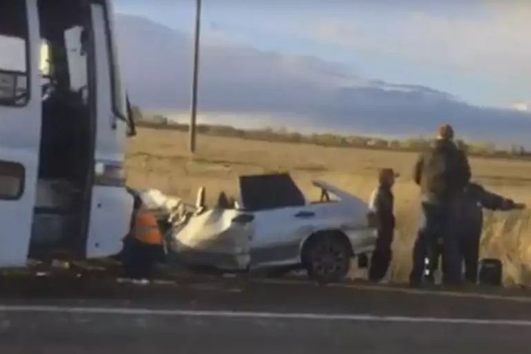  зауралье автобус расплющил легковушку трое пострадавших 