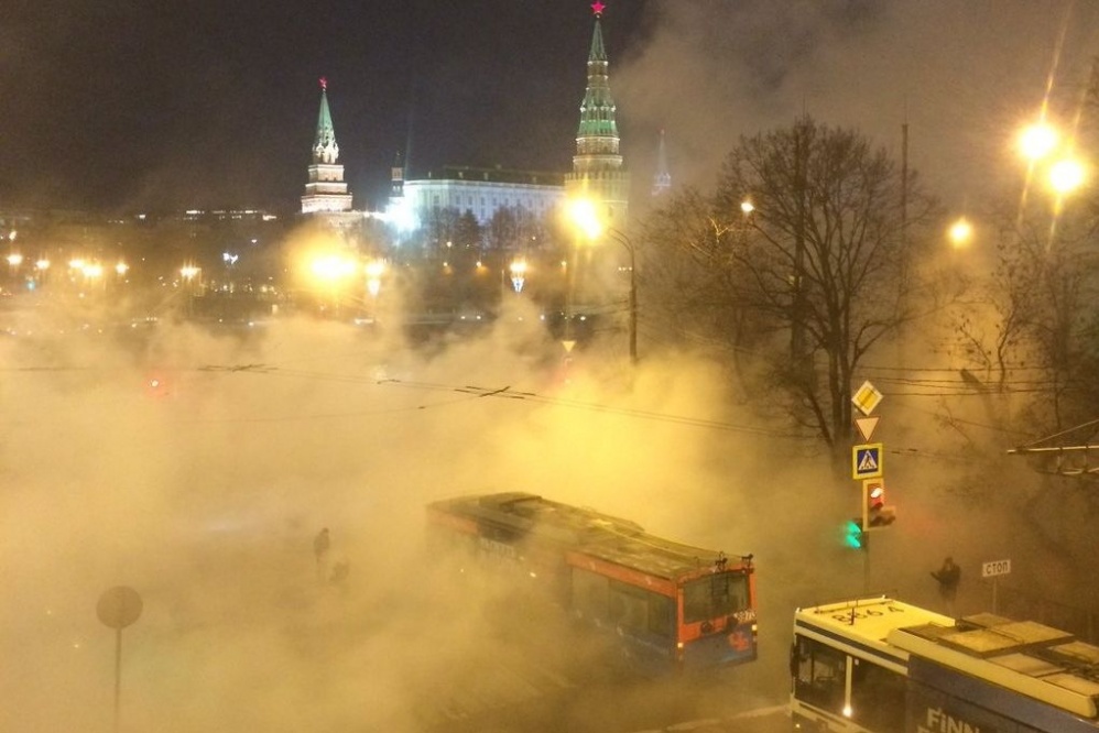  напротив кремля троллейбус яму кипятком 