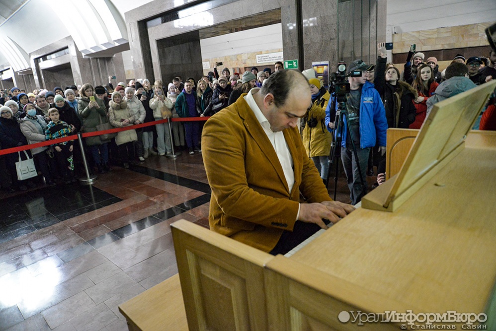  метро екатеринбурга зазвучал живой орган 