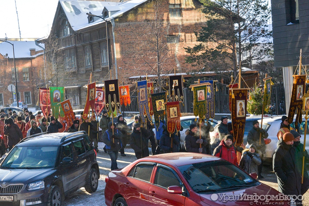  жители уральской столицы прошли центру города крестным ходом 