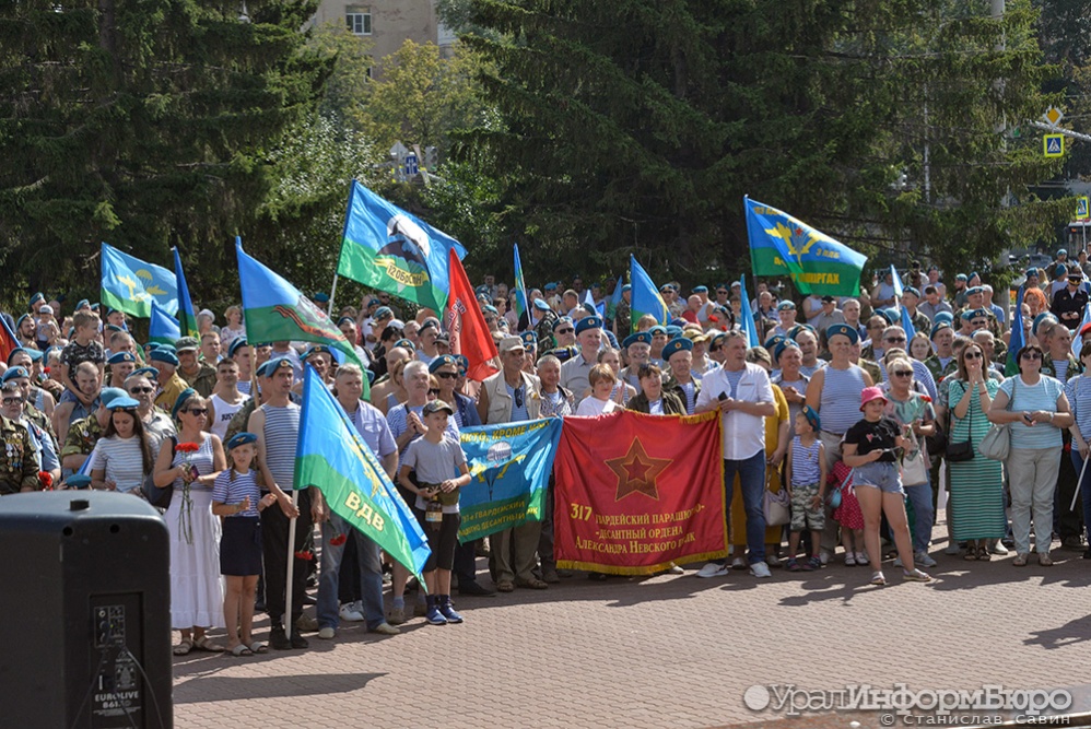  митинге честь вдв екатеринбурге задержали женщину маске 