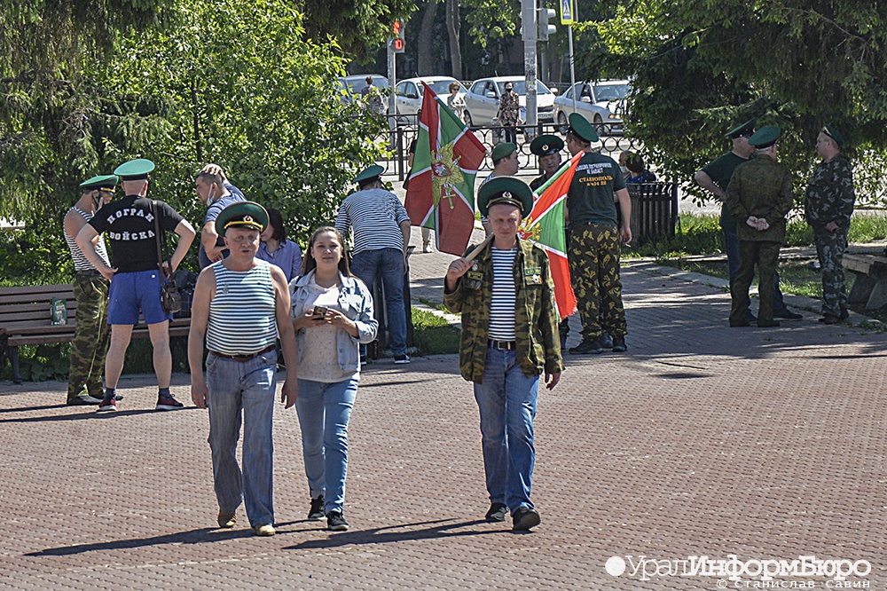  флагами масок екатеринбурге гуляют пограничники 