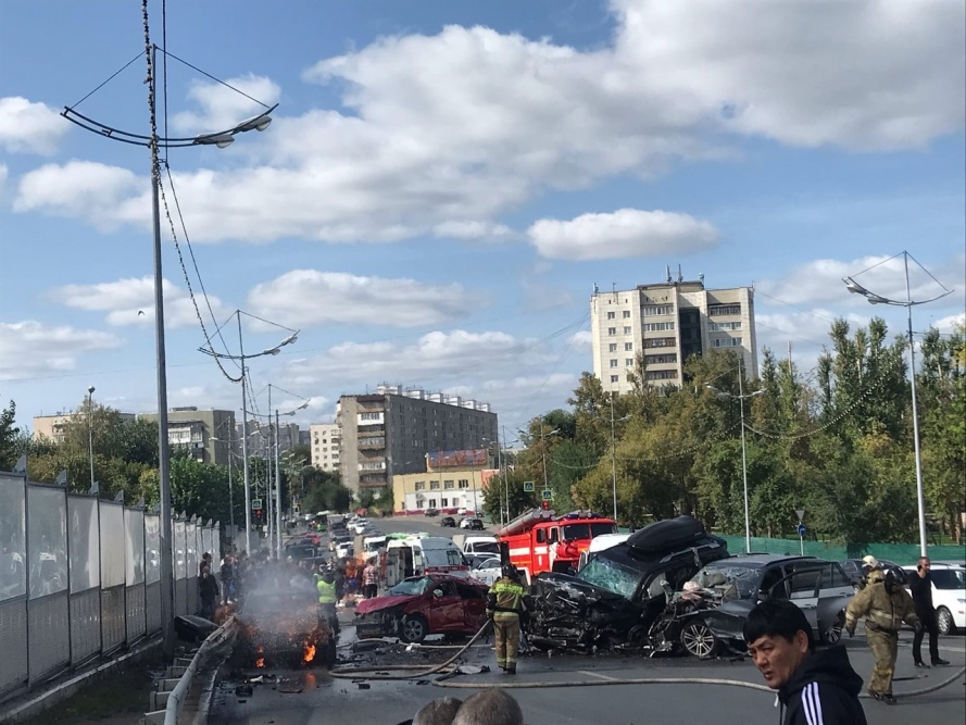  вылетевшая встречную полосу bmw уничтожила машины мосту тюмени 