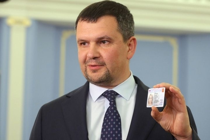  власти показали электронный паспорт россиянина 