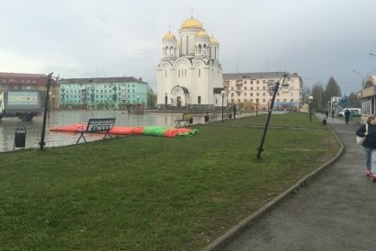  серовчанину грозит перевернутый ветром батут 