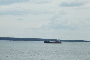  югре затонула баржа стройматериалами 
