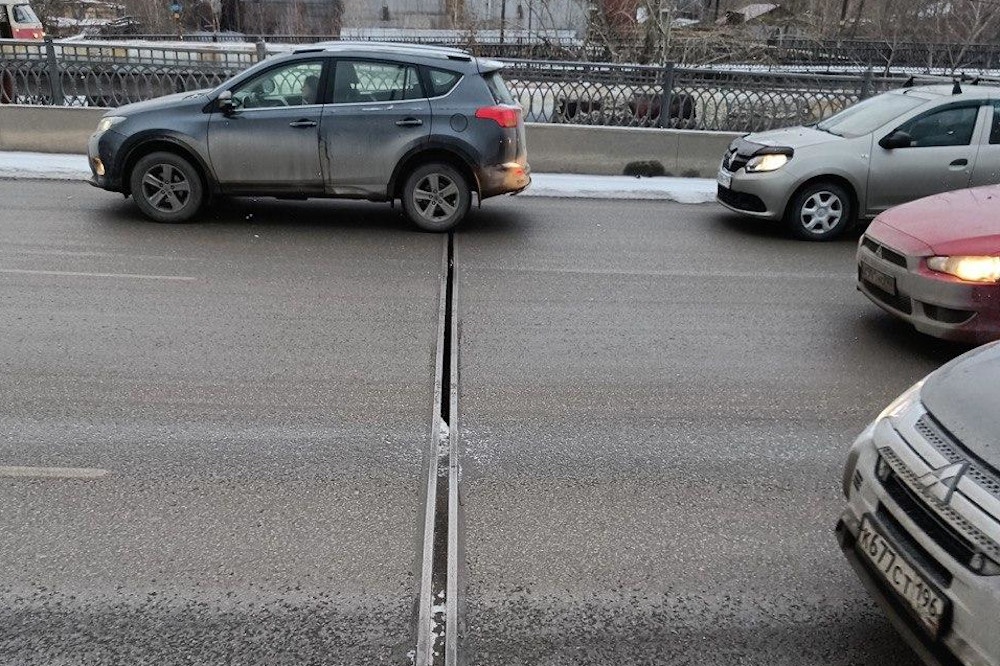  жителей екатеринбурга возмутило качество ремонта моста бебеля 