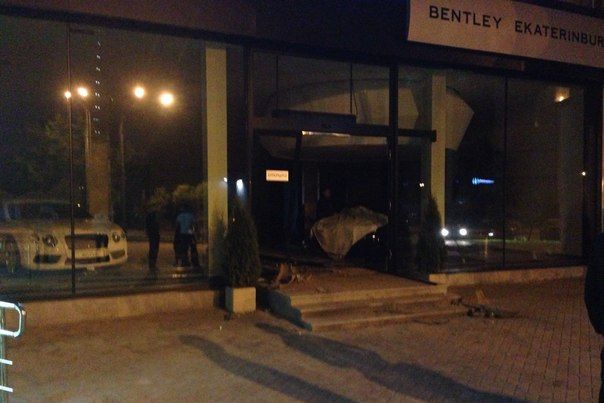 в екатеринбурге водитель опеля разгромил салон бентли