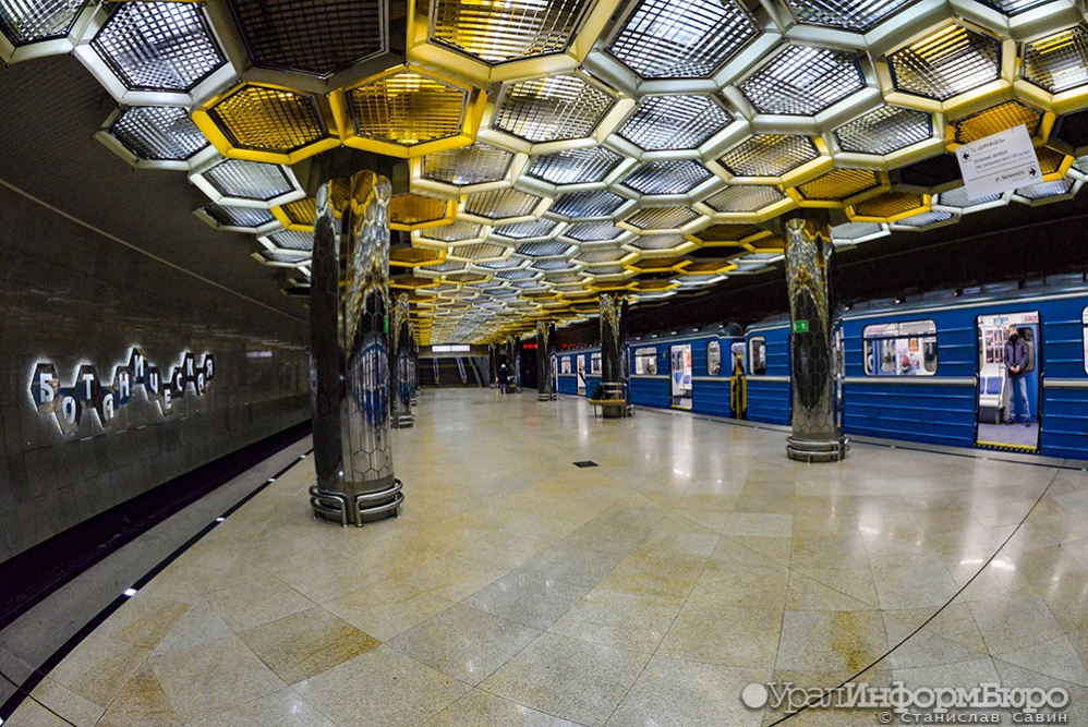  зажатая турникетом екатеринбурженка отсудила метрополитена 300 рублей 