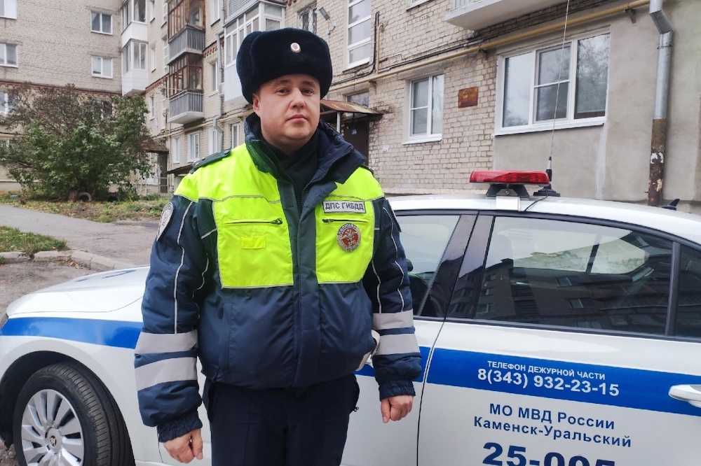  урале автоинспектор спас семью детьми горящего 