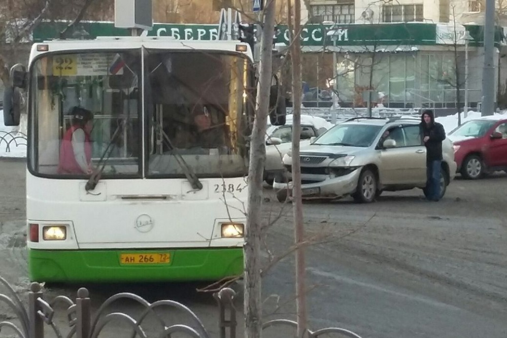  движение центре тюмени парализовало дтп автобусом 