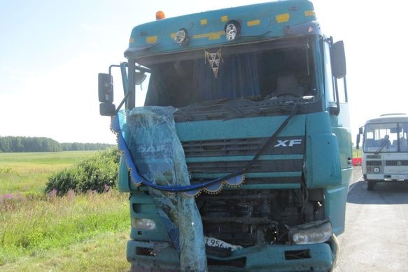  трассе тюмень омск тягач врезался автобус 
