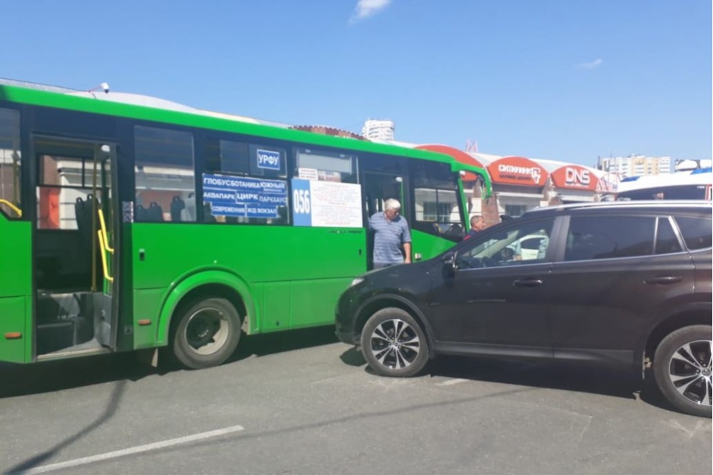  екатеринбурге кроссовер въехал автобус шестеро пострадавших 