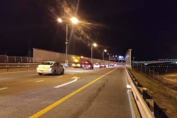  движение автомобилей крымскому мосту запущено реверсивном режиме 