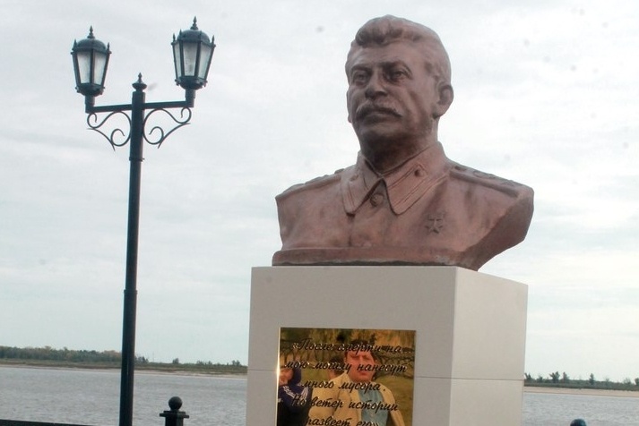  сургуте бюст сталина поставили памятнику репрессированным 