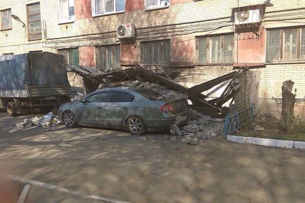  автомобиль челябинца рухнула кирпичная стена 