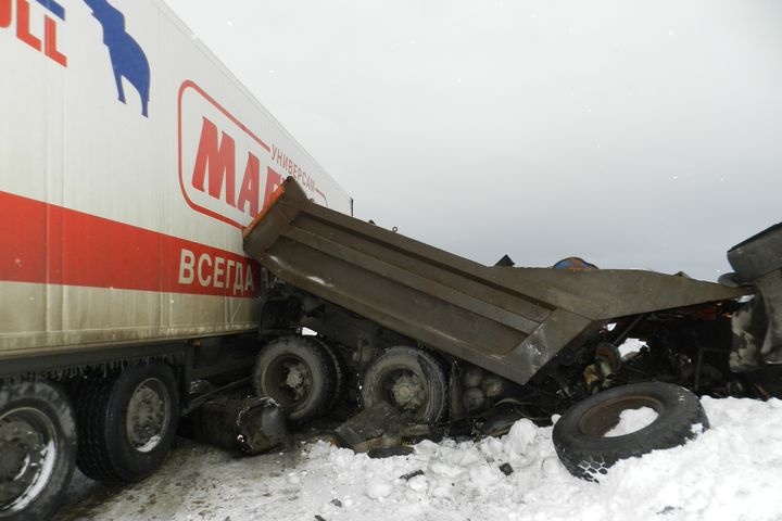  усть-катавом столкнулись фура магнита камаз погиб 