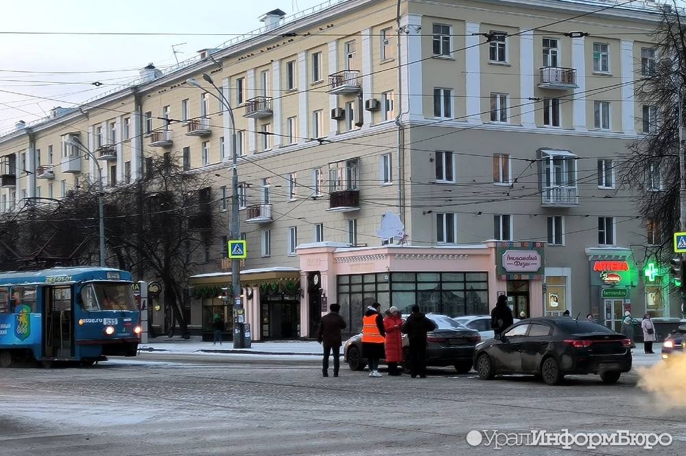  трамваи проехать центр екатеринбурга дтп проспекте ленина 