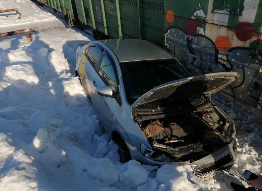  ямале яндекс такси въехало поезд погиб кондуктор 
