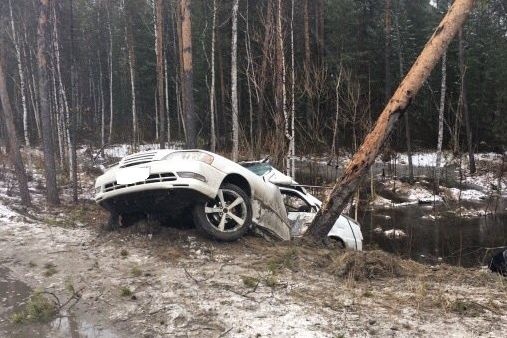  югорчанин toyota протаранил дерево погубил пассажира 