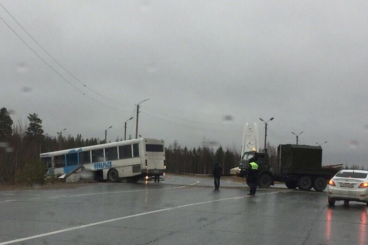  ноябрьске автобус протаранил опору лэп гололеда 
