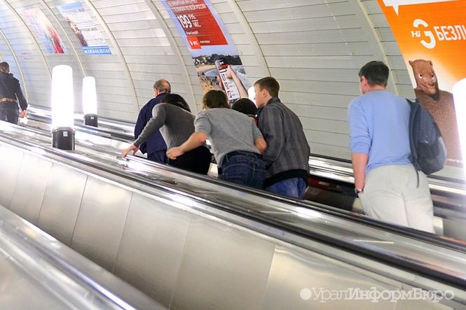  астане посетители спасли застрявшую эскалаторе девочку видео 