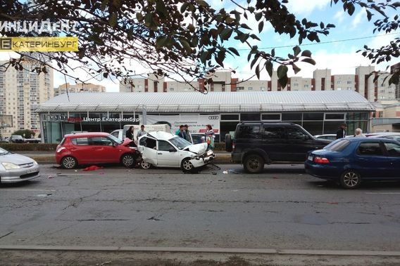  екатеринбурге автоледи собрала паровозик машин 