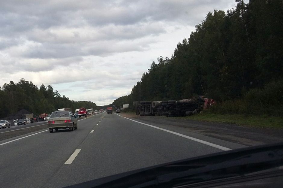  первоуральском столкновения перевернулась фура 