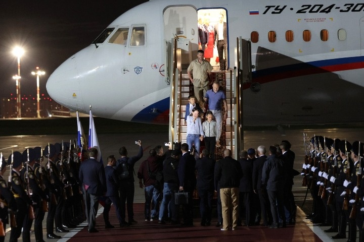  путин встретил освобожденных россиян 